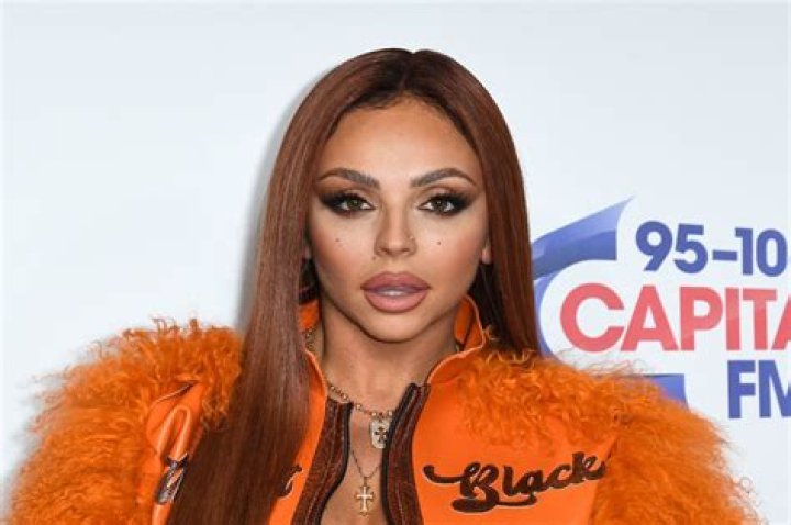 2022 Jesy Nelson am&uuml;sierte sich, als der Star auf einem winzigen