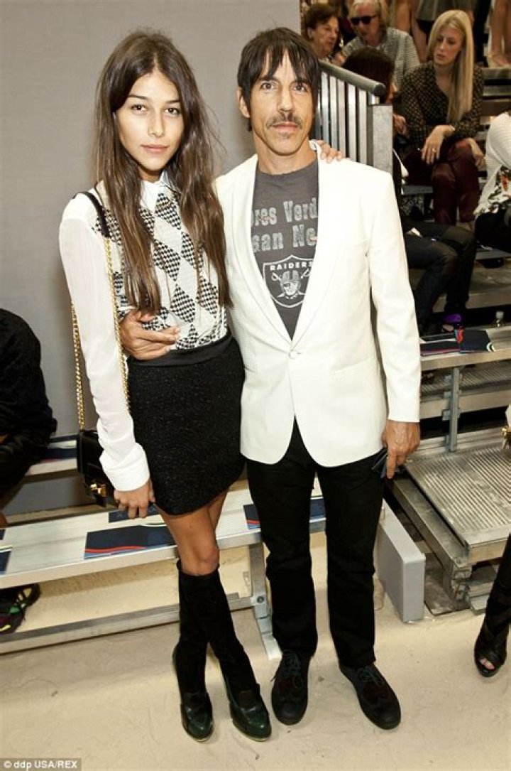 Anthony Kiedis shares kiss with Wanessa Milhomem at LA Lakers game