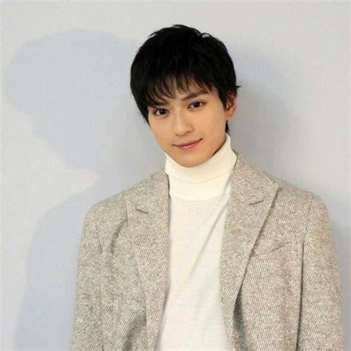 Arata Mackenyu g&acirc;y sốt khi đ&oacute;ng phim One Piece 2sao