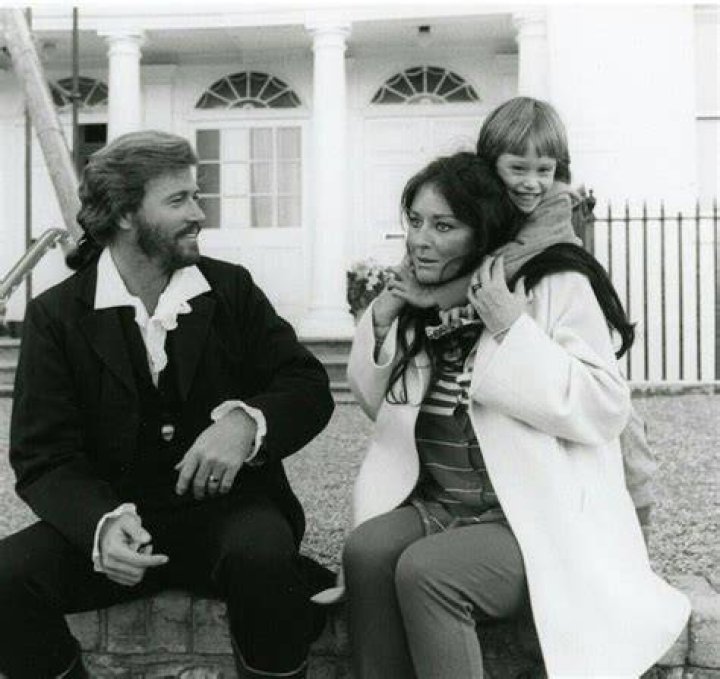 Barry and Linda/eo Barry gibb, Famous singers, Andy gibb