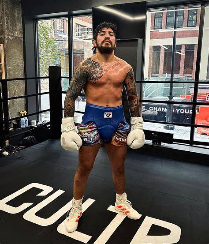 Boxing Dillon Danis continues trolling Logan Paul Posts picture of