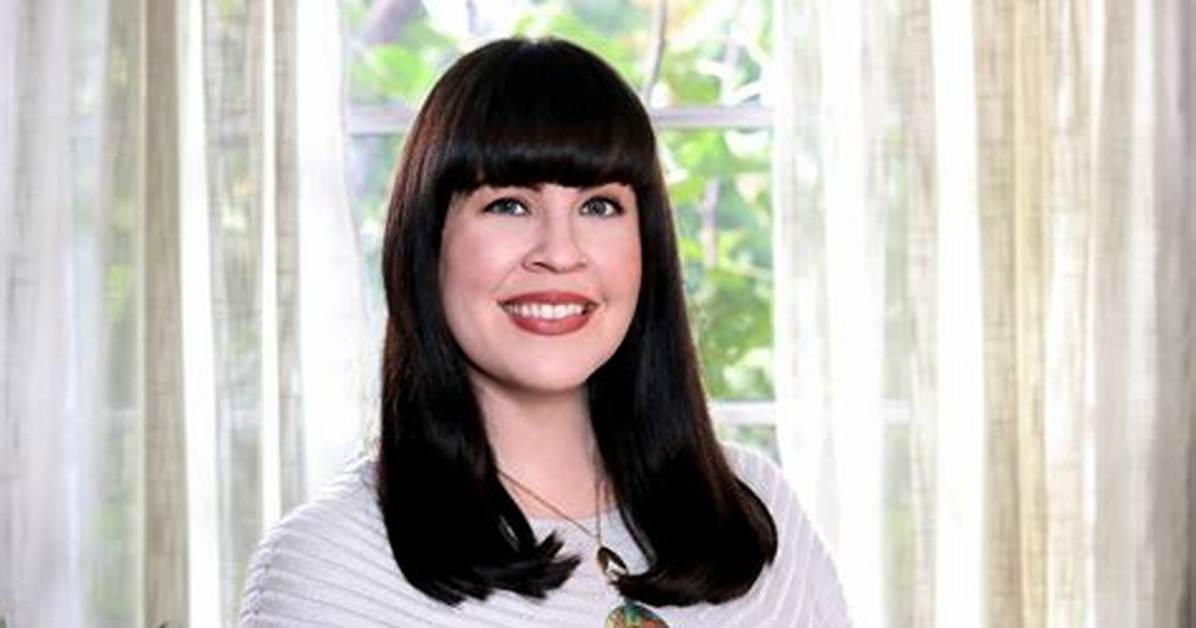 Caitlin Doughty – American Mortician, Author & Youtuber | Age, Biography, Wiki, Career, Net Worth, Web Series, Book & Facts