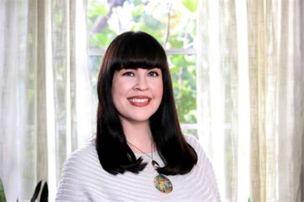 Caitlin Doughty – American Mortician, Author & Youtuber | Age, Biography, Wiki, Career, Net Worth, Web Series, Book & Facts