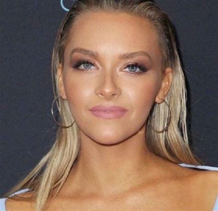 Camille Kostek Biography, Age, Height, Boyfriend, Net Worth StarsWiki