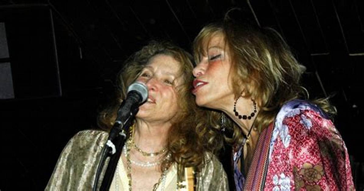 Carly Simon Opened up About Losing Sisters Joanna and Lucy