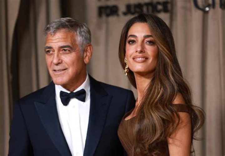 Clooney e Amal Alamuddin con i gemelli sul Lago di Como