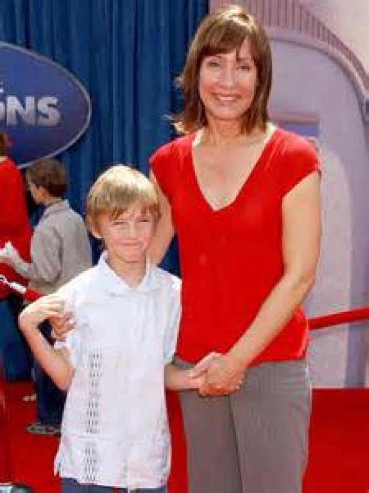 Donovan Roth Who is Laurie Metcalf's son? Dicy Trends