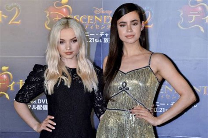 Dove Cameron and a fan Chloe Fashion, Girl Fashion Style, Disney