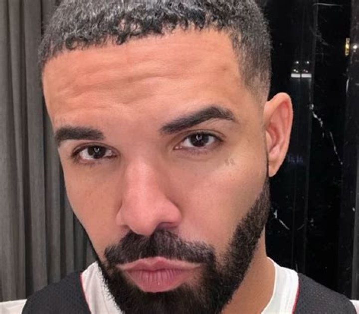 Drake Flexes His New Face Tattoo in 2022 New face, Face, Face tattoo