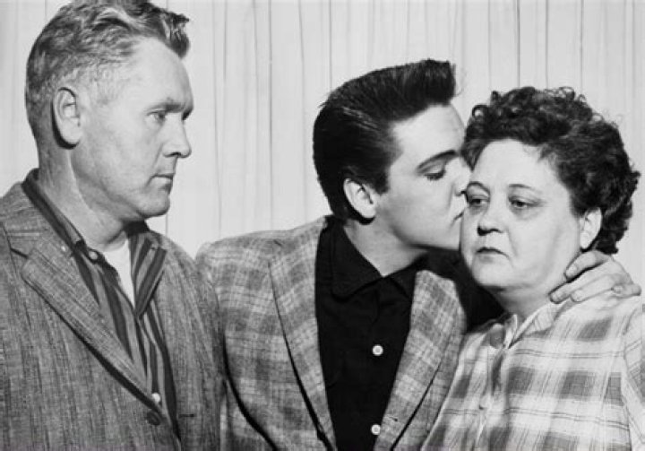 Elvis Presley&rsquo;s Troubling Relationship With His Mom Ended His Romance