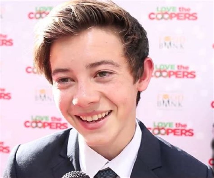 Griffin Gluck Biography Facts, Childhood, Family Life & Achievements