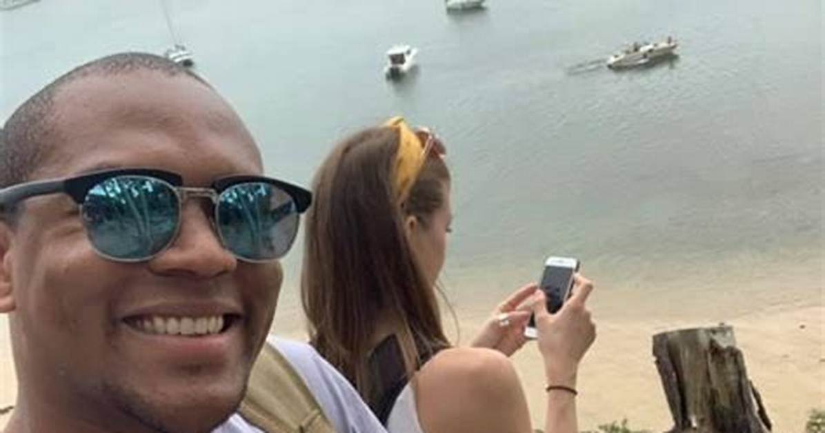 Guy Flaunted Engagement Ring in Front of Girlfriend for Months Without Her Knowing and Posted Hilarious Pics of the Whole Thing