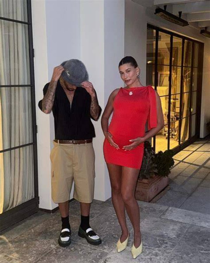 Hailey Bieber publica fotos e mostra semelhan&ccedil;a com a m&atilde;e brasileira