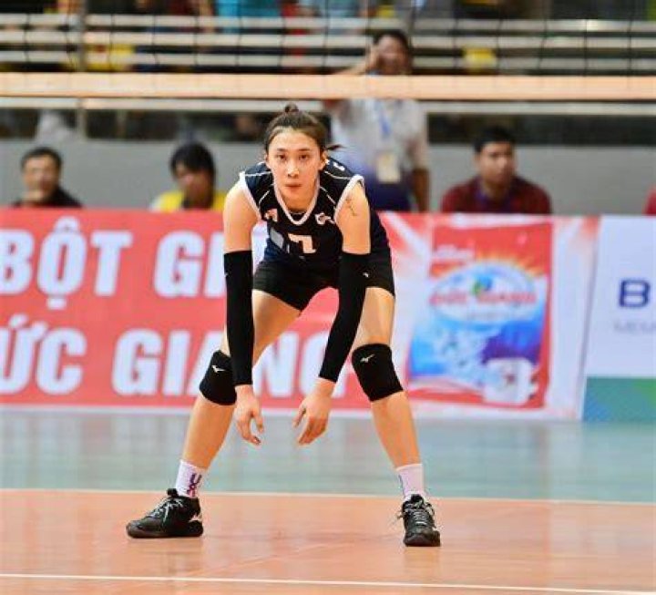 &ldquo;Hoa kh&ocirc;i b&oacute;ng chuyền&rdquo; xuất hiện tr&ecirc;n s&acirc;n khiến kh&aacute;n giả mải ngắm qu&ecirc;n