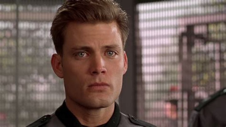 Image Johnny Rico looks worried at Djana'D.jpg Starship Troopers