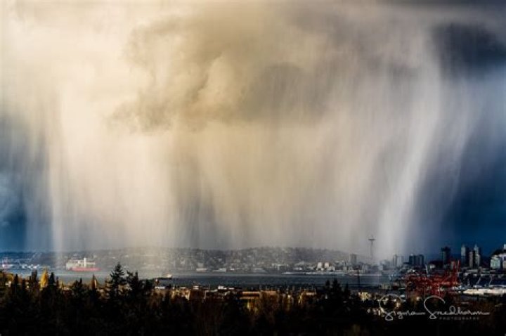 Intense hail storm makes for surreal Seattle scenesDavid Rosen