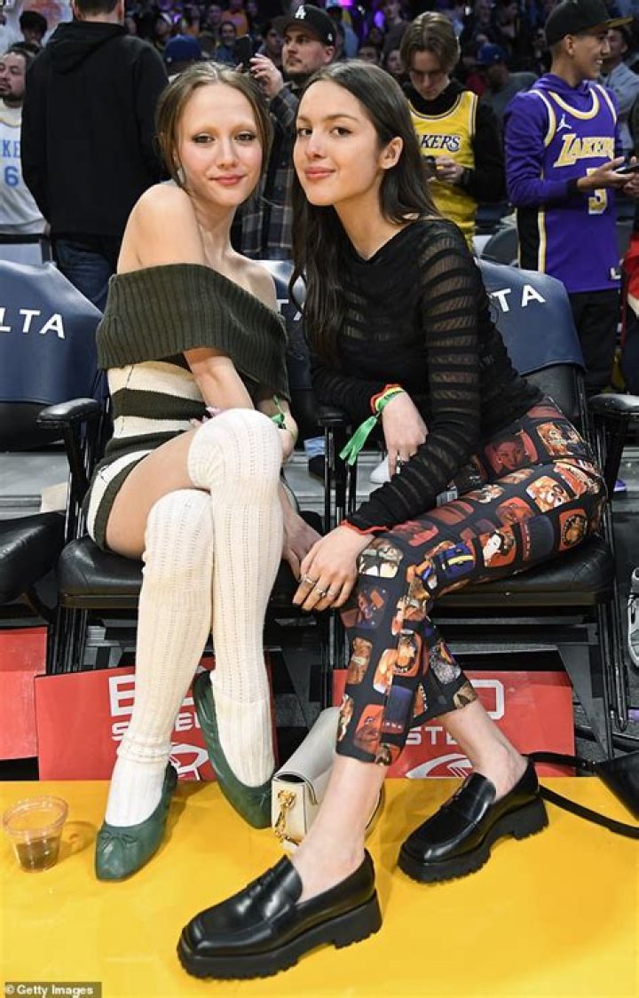 iris apatow & olivia rodrigo Olivia, Cute animals images, Iconic photos