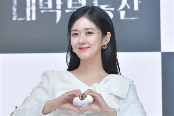Jang Nara announces her marriage