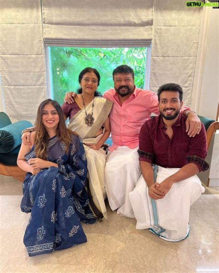 Jayaram family ജയറാം കുടുംബത്തിനൊപ്പമുള്ളത് വിശ്വസുന്ദരി; ആരാണ് തരിണി