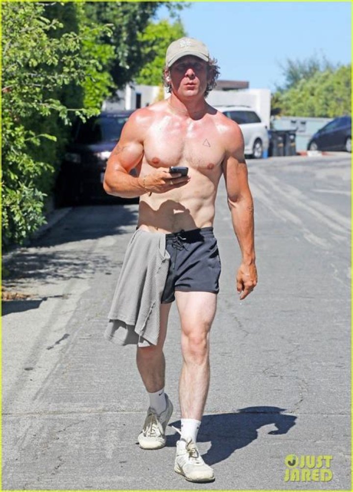 Jeremy Allen White&rsquo;s Workout Routine Verywell Shape