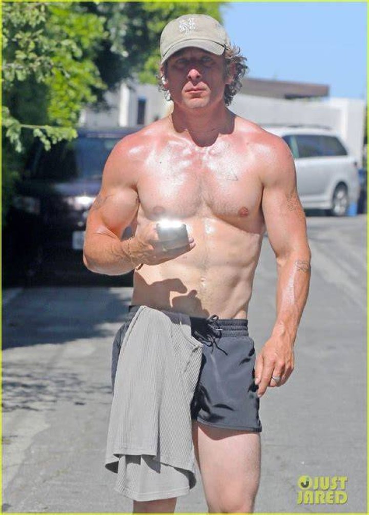 Jeremy Allen White shows off fit physique in postworkout snaps