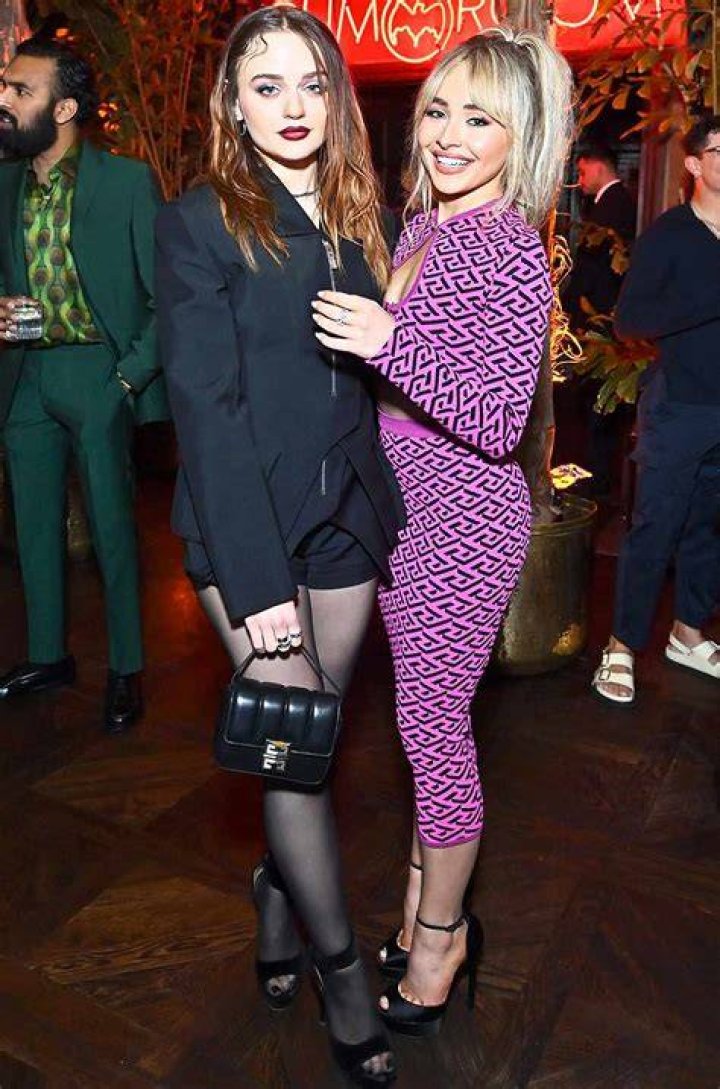 Joey King e Sabrina Carpenter usaram lookinhos confort&aacute;veis combinando