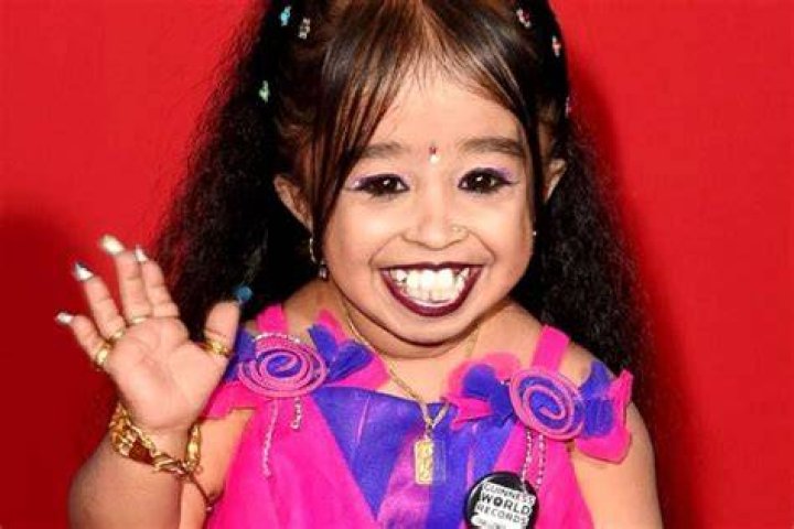Jyoti Amge Height, Weight, Age, Family, Biography & More » StarsUnfolded