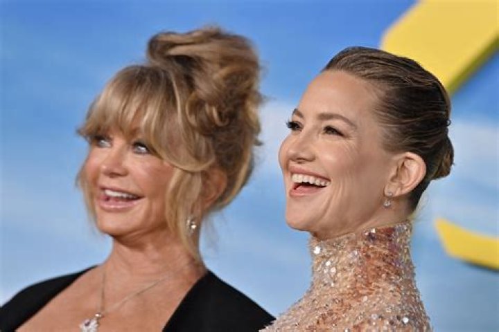 Kate Hudson And Goldie Hawn Are Mom And Daughter Goals Hollywood moms