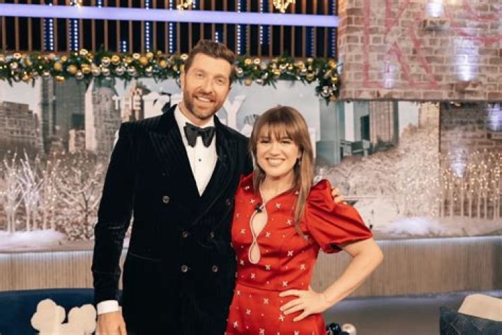 Kelly Clarkson, Brett Eldredge Bring Xmas Duet to 'The Voice'