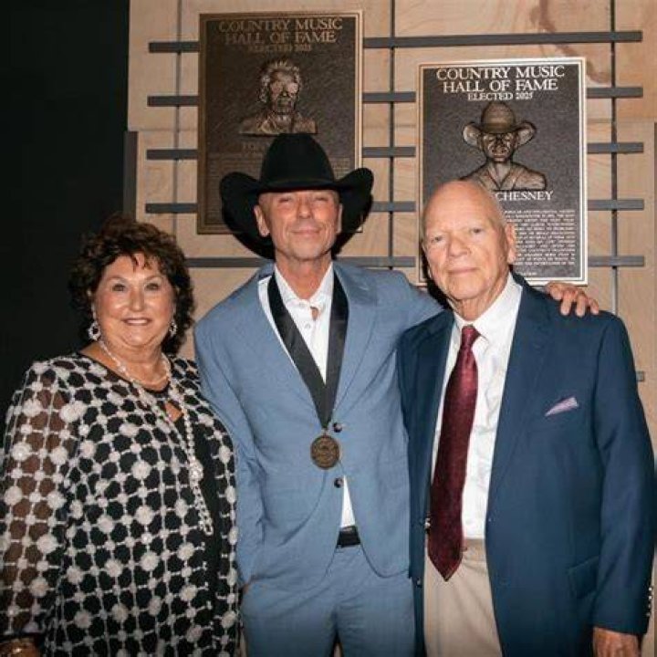 Kenny Chesney&rsquo;s Father Settles Defamation Lawsuit