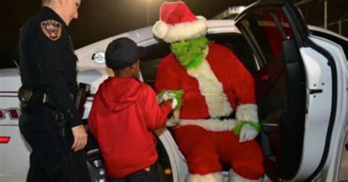 Kid Calls 911 on the Grinch and Police Responded in the Most Adorable Way