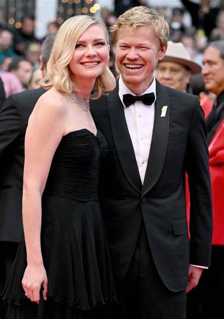 Kirsten Dunst and Jesse Plemons Take His Parents Out For Lunch