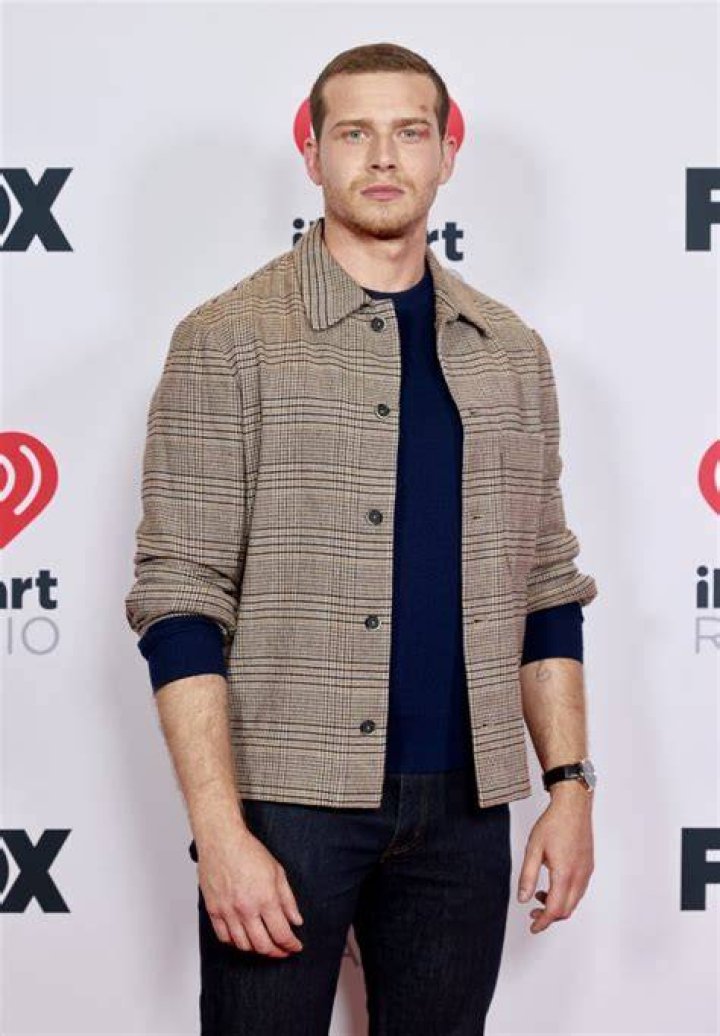 Know About Oliver Stark; Age, Wife, Eye, 911, Height, Movies