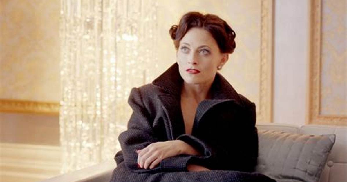 Lara Pulver – Biography, Facts & Life Story