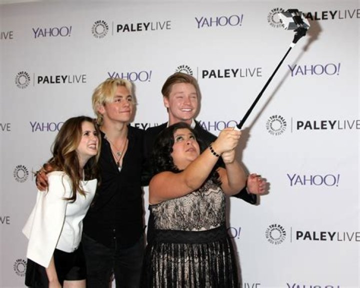 Laura Marano, Ross Lynch & Calum Worthy Have &lsquo;Austin & Ally&rsquo; Reunion