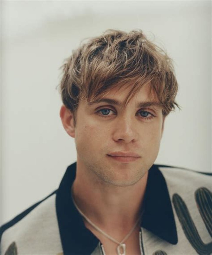 Leo Woodall Sexuality Is He Gay? Who Is He Dating Now?