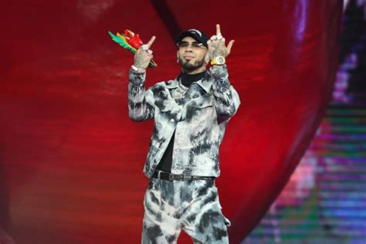 LISTEN Anuel AA & Arc&aacute;ngel Keep Beef Going With 2 New Diss Tracks