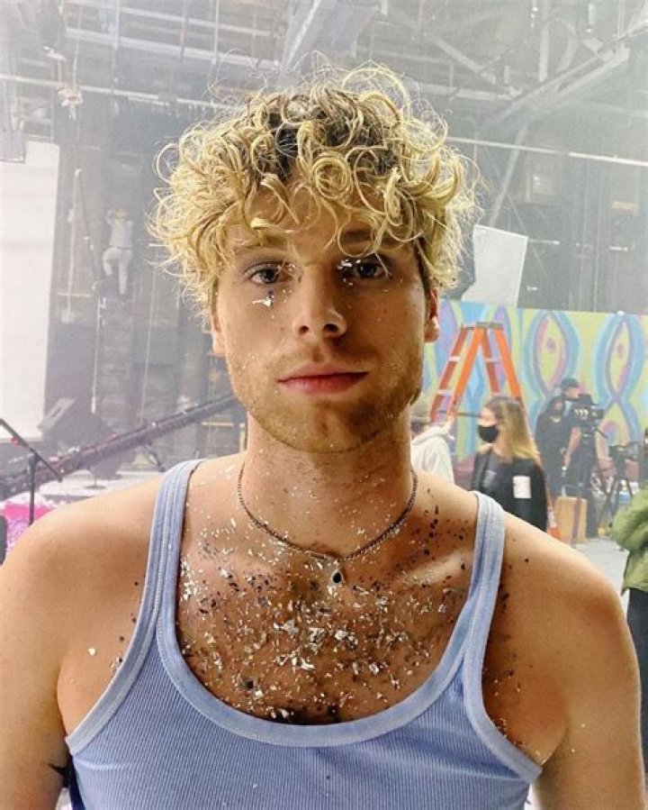 Luke Hemmings (5SOS member) family in detail parents and brothers