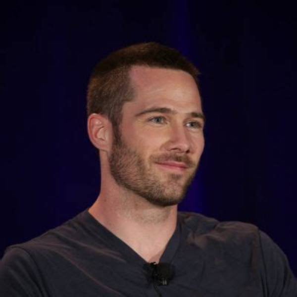 Luke Macfarlane Actor, Bio, Wiki, Age, Height, Partner, Twin Sister, and Net Worth