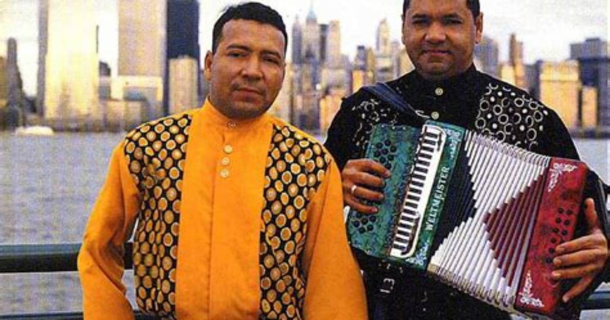 Lyrics & Translations of Si No Peleamos by Enaldo Barrera