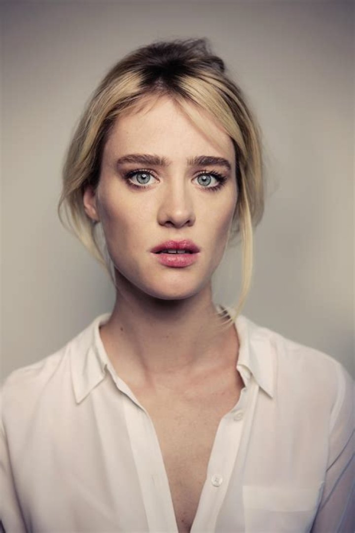 Mackenzie Davis Biography, Height & Life Story Super Stars Bio