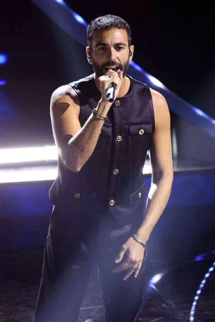 Marco Mengoni, i look Versace vintage a Sanremo 2023 Magazine