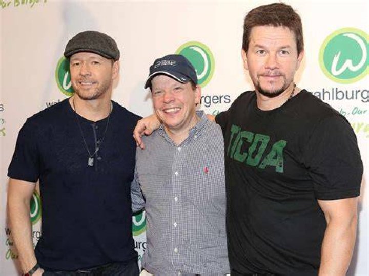 Mark Wahlberg bands with "Lone Survivor" costars at N.Y. premiere