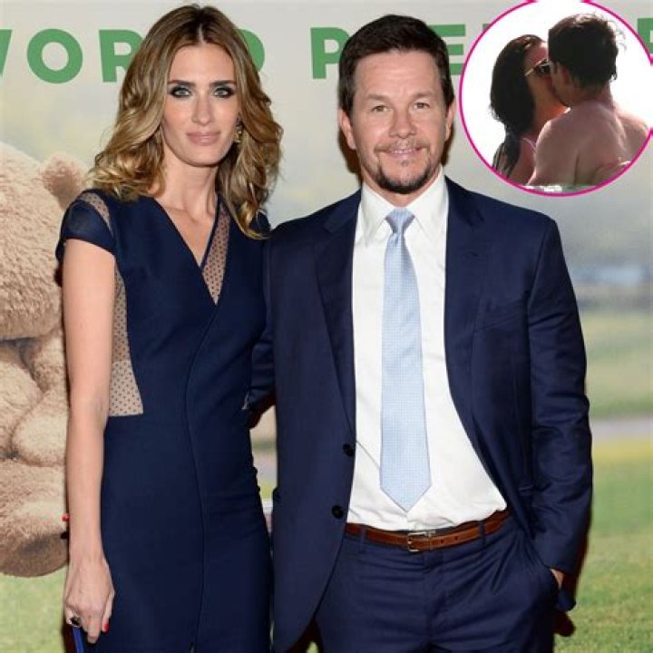 Mark Wahlberg&rsquo;s wife shows off husband&rsquo;s fit physique in nothing but