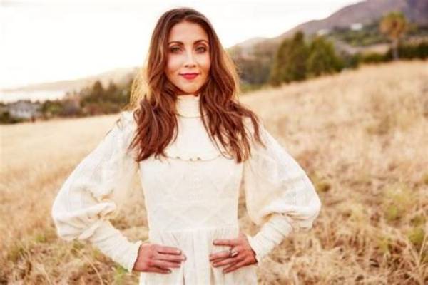 Mary Padian Married? Her Wiki-Bio, Age, Net Worth, Boyfriend.