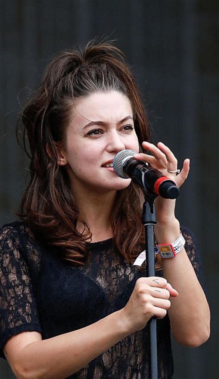 Meg Myers Celebs Meg myers, Girl celebrities, Beautiful female