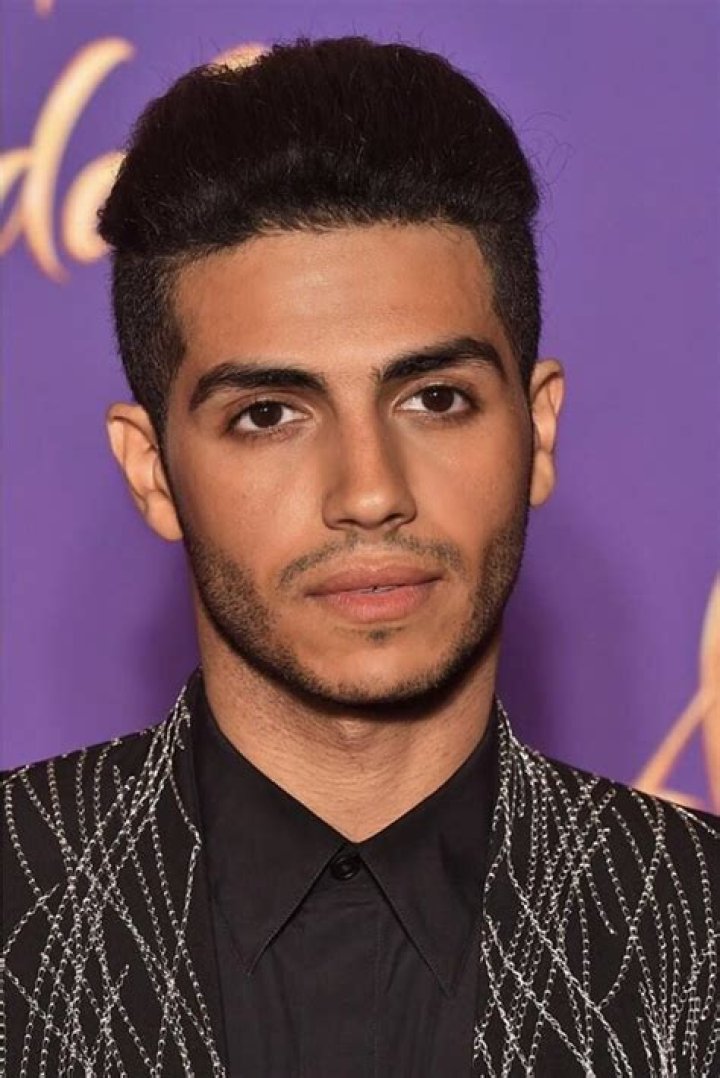 Mena Massoud — Biografi Aktor, Film, Penghargaan & Fakta