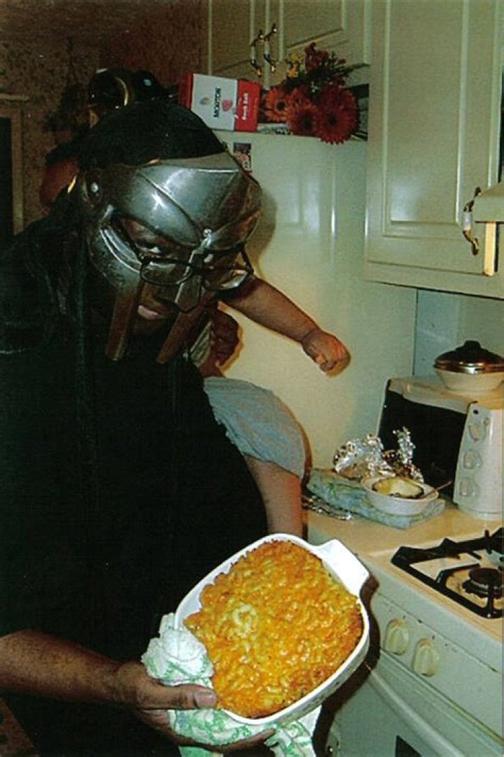 MF DOOM making mac and chesse HipHopImages