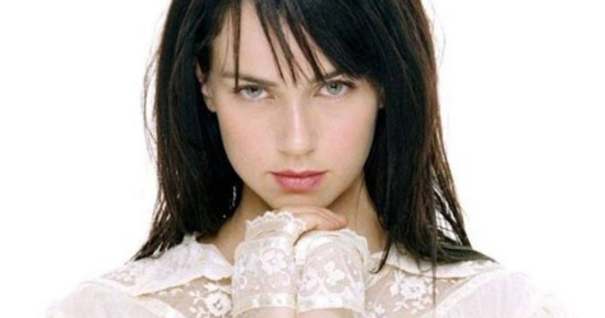 Mia Kirshner – Biography, Facts & Life Story