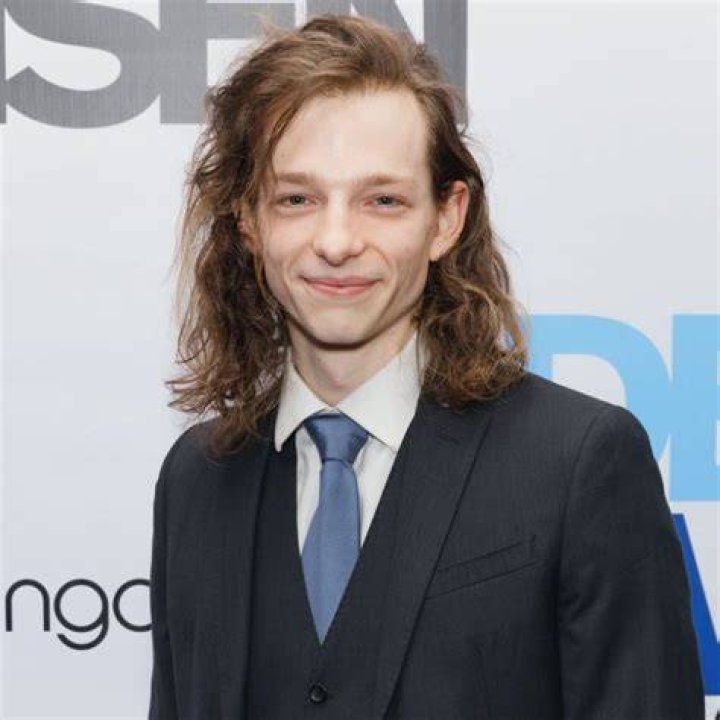 Mike Faist Biography, Height & Life Story Super Stars Bio